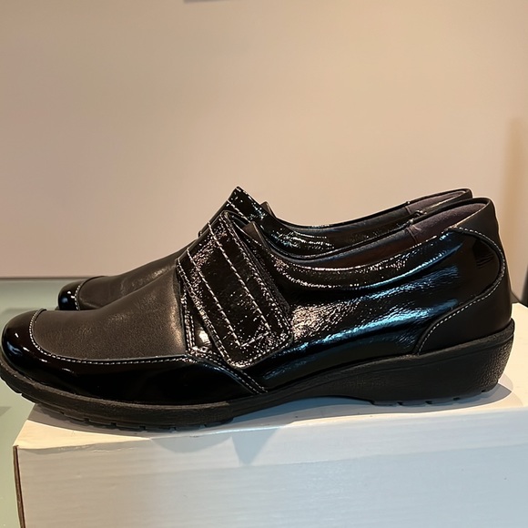 Black matte/shiny flats on velcro - Picture 3 of 8